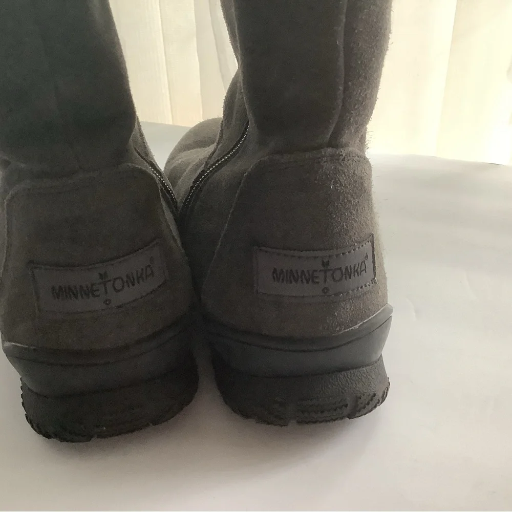 NEW/Unworn Minnetonka Charcoal Suede Boots - Picture 3 of 8